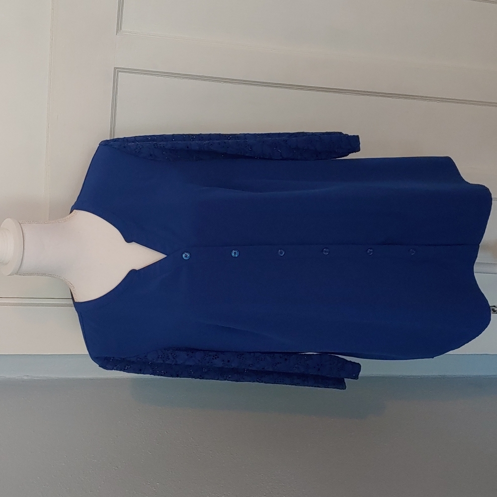 Denim & Co royal blue button-down top with unlined lace sleeves Size Large EUC